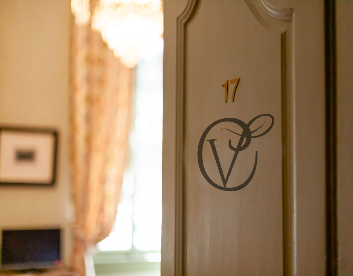 <b>Identité</b> <br><i>Château de Varenne</i>